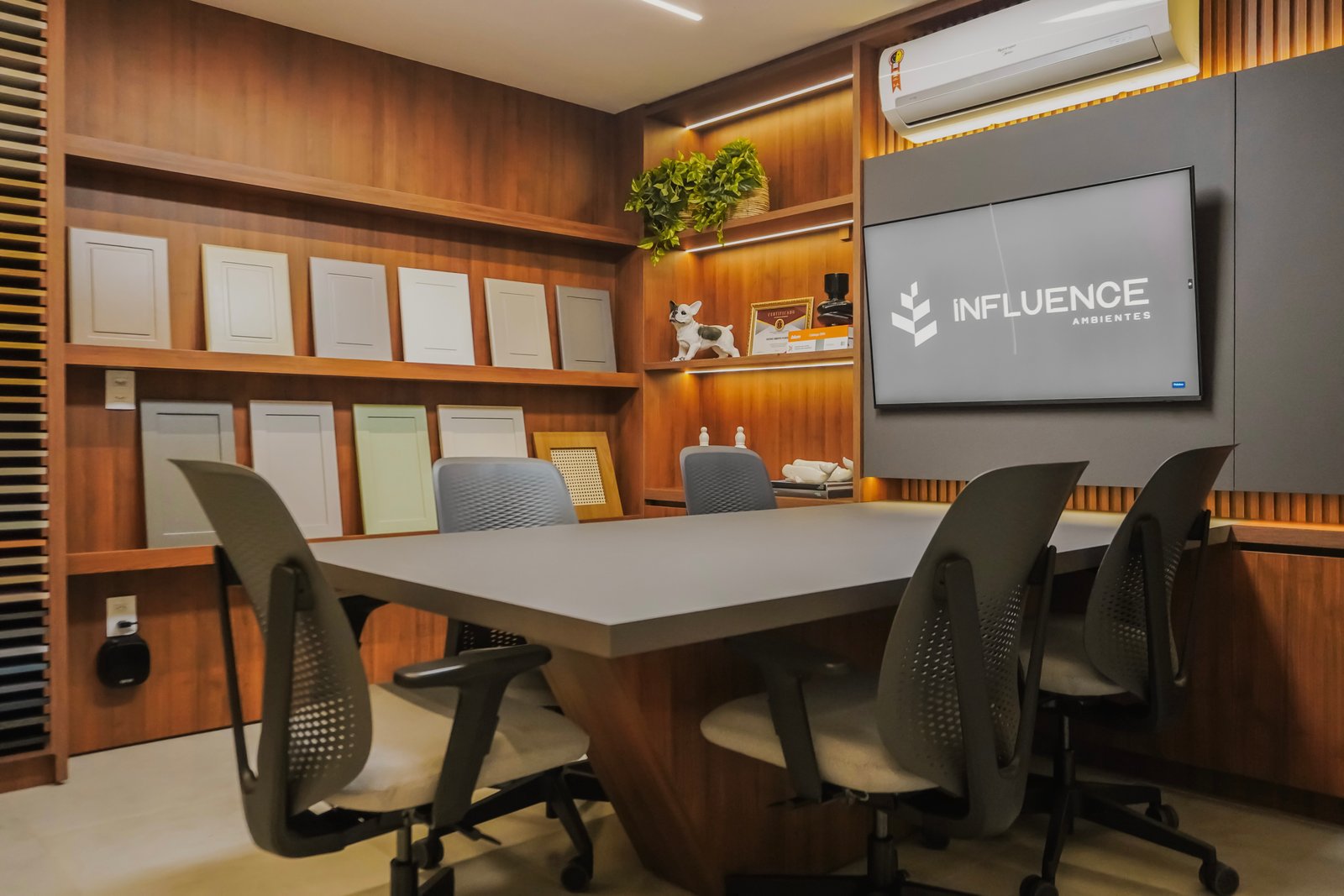 Sala de atendimento do showroom Influence Ambientes