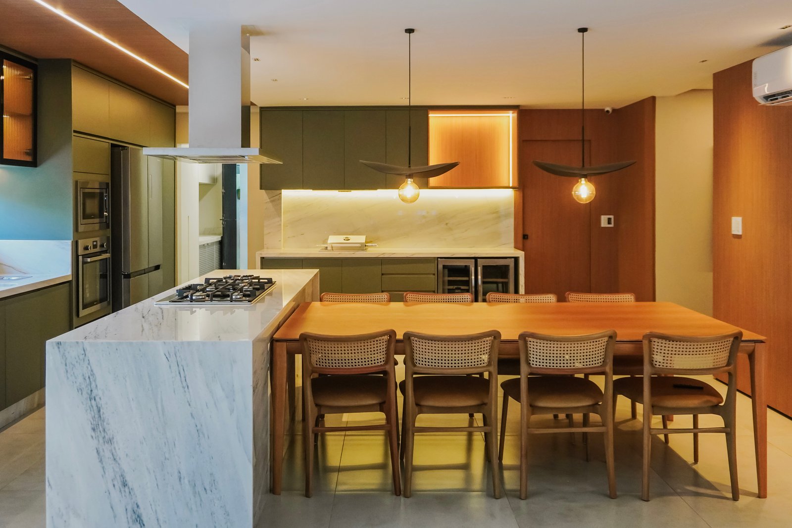 Ambiente de cozinha e sala no showroom Influence Ambientes