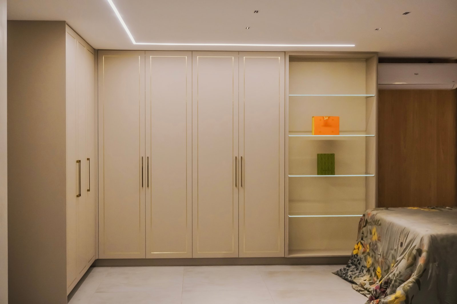 Armários e soluções planejadas no showroom Influence Ambientes