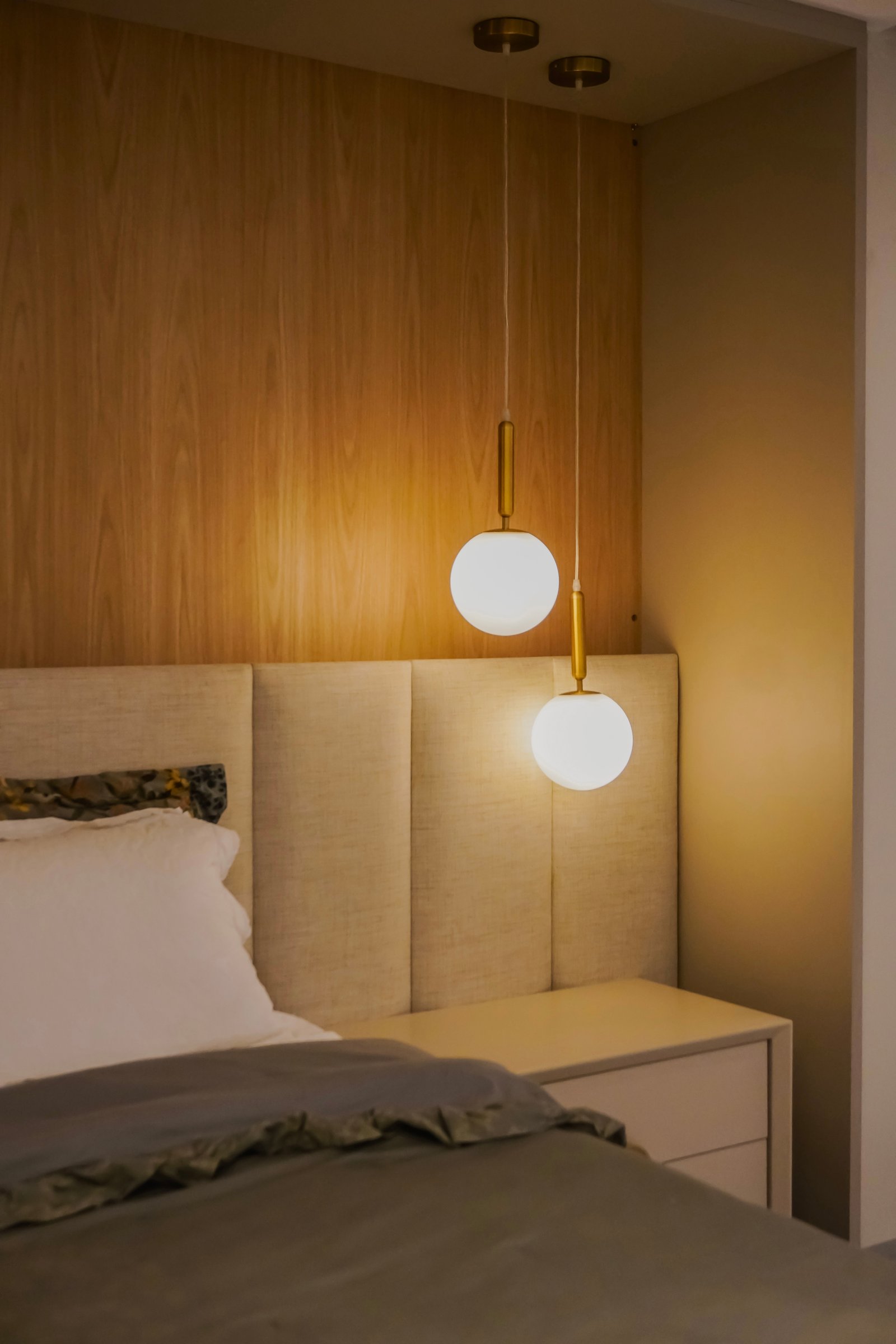 Detalhe de iluminação e acabamento no showroom Influence Ambientes